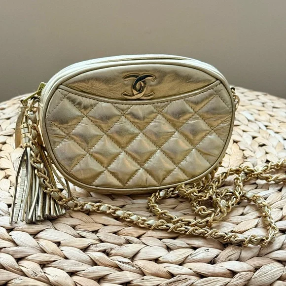 Vintage quilted gold fashion bag with tassel and chain strap - Picture 7 of 7